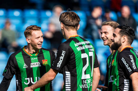 GAISs Julius Lindberg jublar med lagkamrater