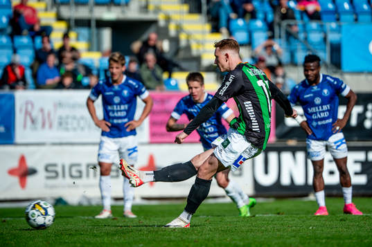 GAISs Julius Lindberg sätter 0-2 på straff