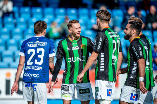 GAISs Julius Lindberg jublar med lagkamraterna