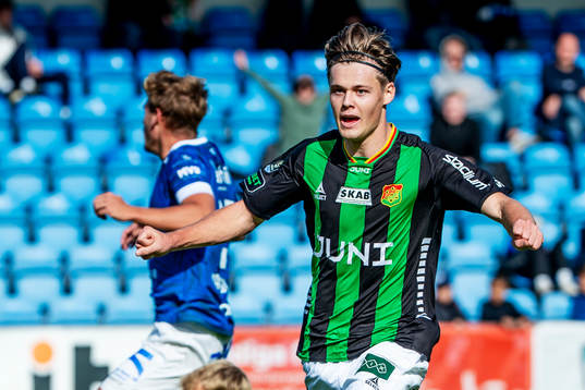 GAISs Axel Henriksson jublar med lagkamraterna