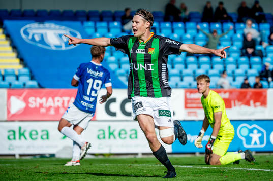 GAISs Axel Henriksson jublar med lagkamraterna
