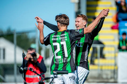 GAISs Axel Henriksson jublar med Julius Lindberg