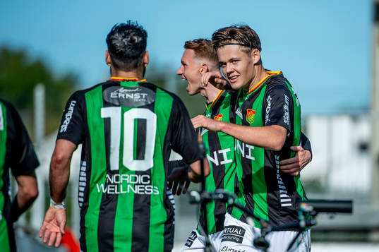 GAISs Axel Henriksson jublar med lagkamraterna