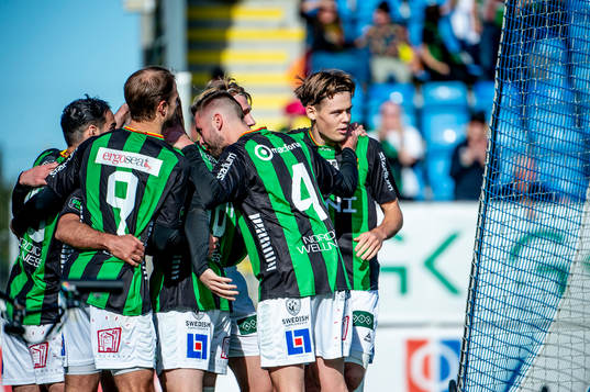 GAISs Axel Henriksson jublar med lagkamraterna