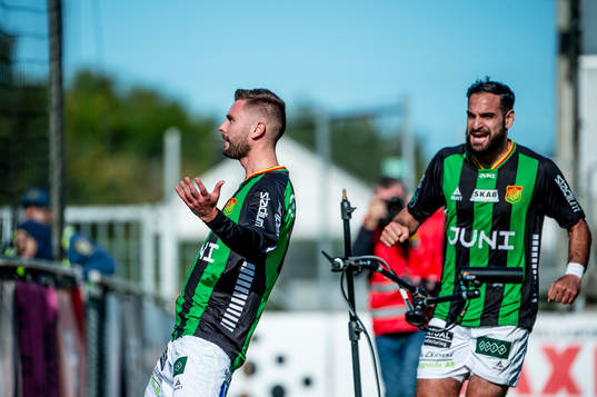 GAISs Axel Norén jublar med lagkamraterna