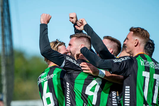 GAISs Axel Norén jublar med lagkamraterna