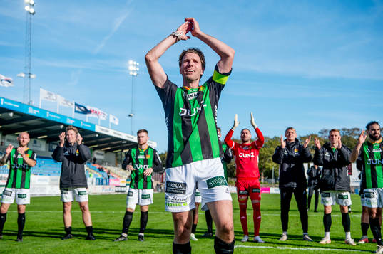 GAIS August Wängberg  jublar med lagkamraterna