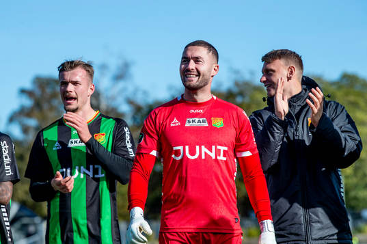GAIS målvakt Mergim Krasniqi jublar med lagkamraterna