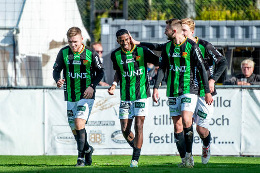 GAISs Chovanie Shakur Amatkarijo jublar med lagkamraterna