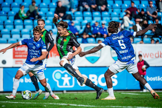 GAISs Axel Henriksson får med sig en straff framför