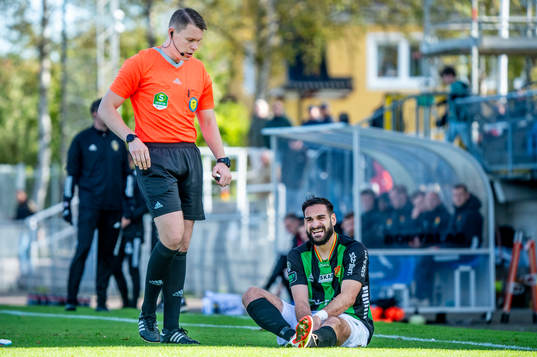 Domare Oscar Johnson och GAISs Mervan Celik