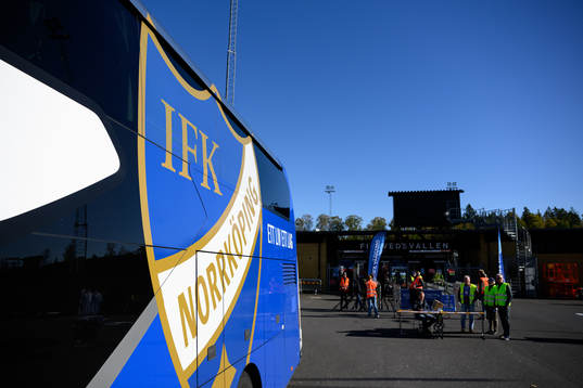 IFK Norrköpings spelarbuss utanför arenan innan