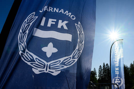 En flagga med Värnamos klubbmärke på utanför arenan