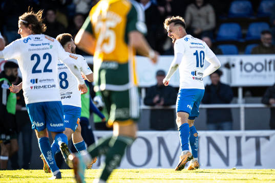 Värnamos Ajdin Zeljkovic jublar