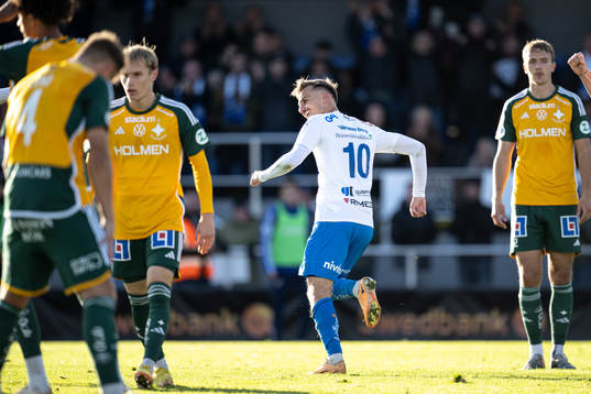 Värnamos Ajdin Zeljkovic jublar