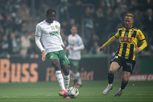 Hammarbys Nathaniel Adjei och Häckens Mikkel Rygaard Jensen