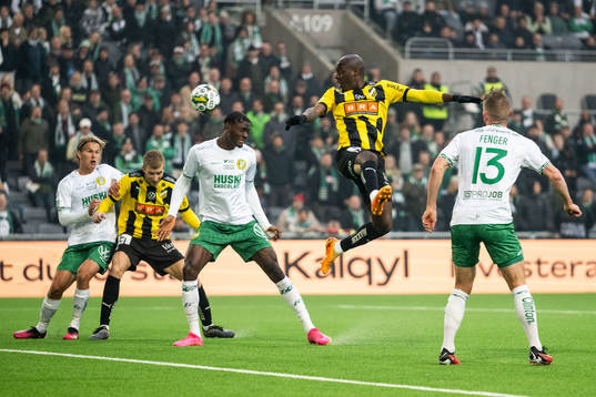 Hammarbys Nathaniel Adjei och Häckens Edward Chilufya