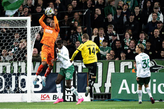 Hammarbys målvakt Oliver Dovin och Nathaniel Adjei mot