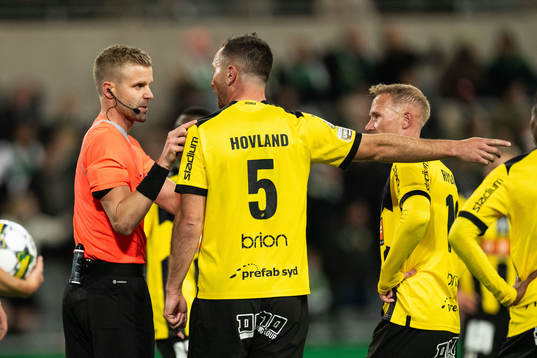 Häckens Even Hovland i diskussion med Domare Glenn Nyberg