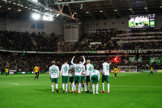 Hammarbys Nahir Besara jublar med lagkamrater