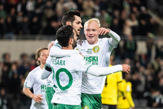 Hammarbys Nahir Besara jublar med Adi Nalic och Marcus