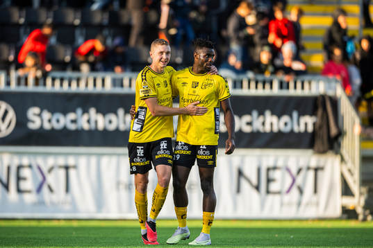 Elfsborgs Sebastian Holmen och Ibrahim Buhari jublar