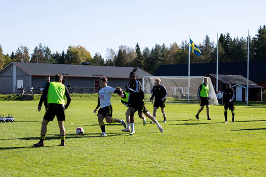 Växjö spelare värmer upp före fotbollsmatchen i
