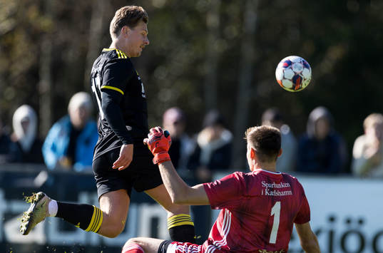 Växjö Norras Jacob Croby Edh och IFK Karlshamns målvakt