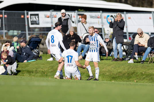 IFK Karlshamns Lukas Jönsson jublar