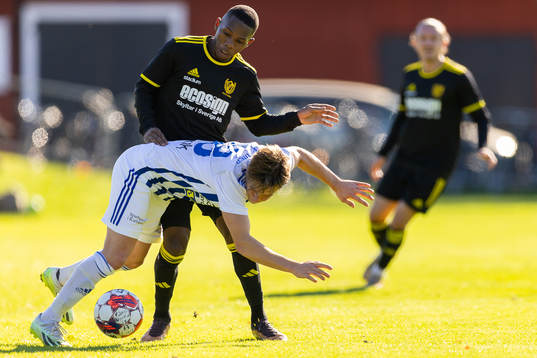 Växjö Norras Daniel Luzze och IFK Karlshamns William