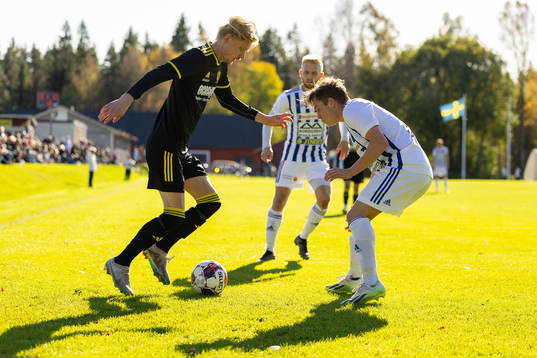 Växjö Norras Bastian Gustafsson och IFK Karlshamns