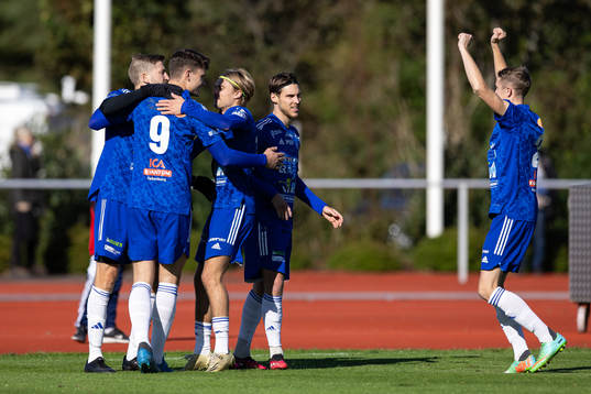 Böljan Falkenbergs Albin Andersson jublar