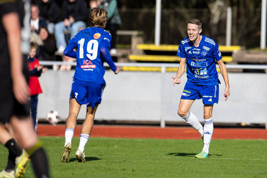 Böljan Falkenbergs David Wallnedal jublar