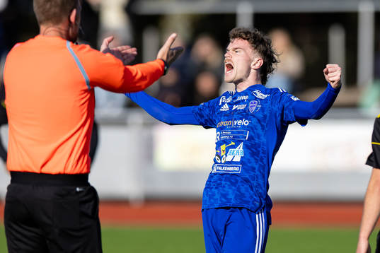 Böljan Falkenbergs Oscar Appelin jublar