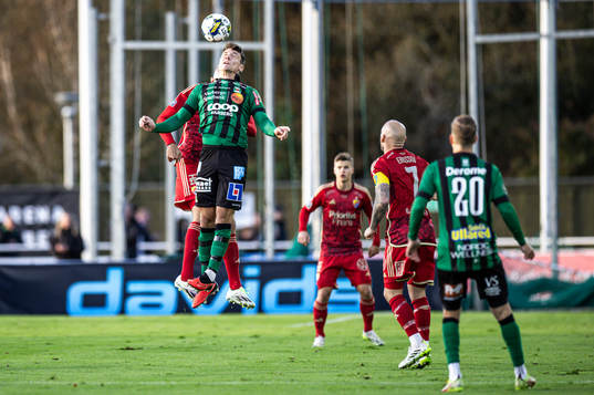 Djurgårdens Carlos Moros Gracia och Varbergs Mads Borchers