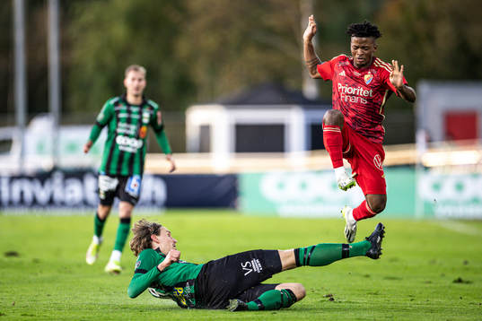 Varbergs Joakim Lindner och Djurgårdens Felix Vá