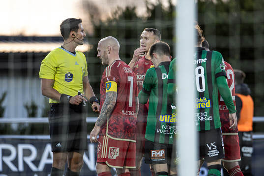 Djurgårdens Magnus Eriksson i samtal med domaren