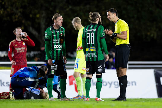 Domare Adi Aganovic med Varbergs Hampus Zackrisson och