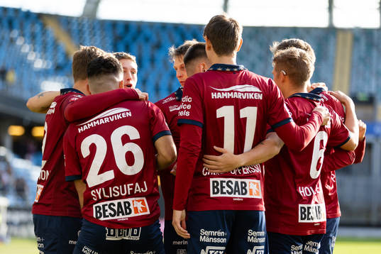 Örgrytes Edi Sylisufaj jublar med lagkamrater