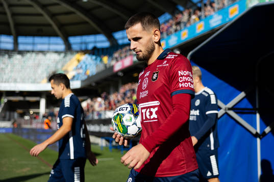 Örgrytes Erion Sadiku innan fotbollsmatchen i Superettan