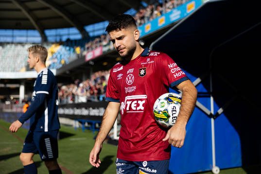 Örgrytes Edi Sylisufaj innan fotbollsmatchen i Superettan