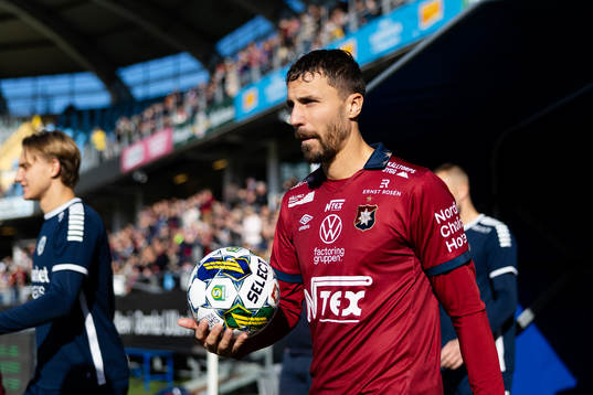Örgrytes Jonathan Azulay innan fotbollsmatchen i