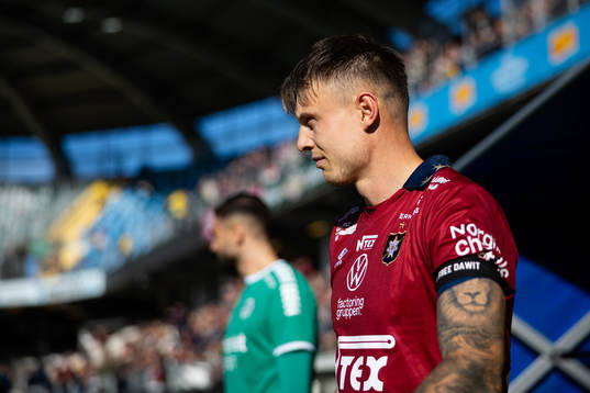 Örgrytes Marcus Haglind Sangre innan fotbollsmatchen i