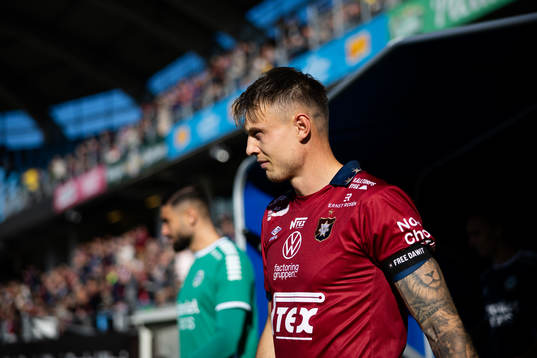 Örgrytes Marcus Haglind Sangre innan fotbollsmatchen i