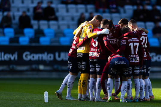 Örgrytes spelare samlade innan fotbollsmatchen i