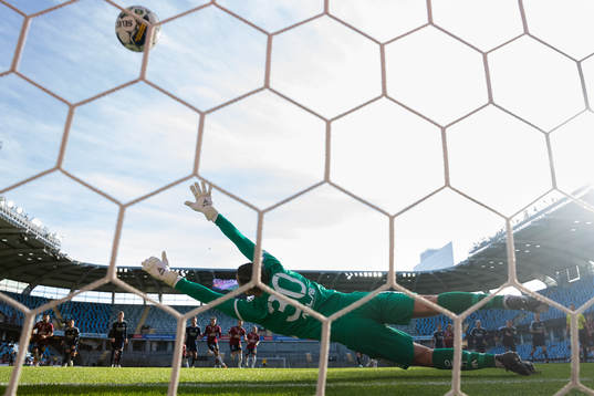 Örgrytes Jonathan Azulay skjuter 2-0 på straff i mål