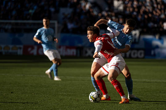 Kalmars Simon Skrabb och Malmö FFs Lasse Berg Johnsen