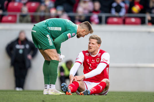 Kalmars Lars Saetra har ont