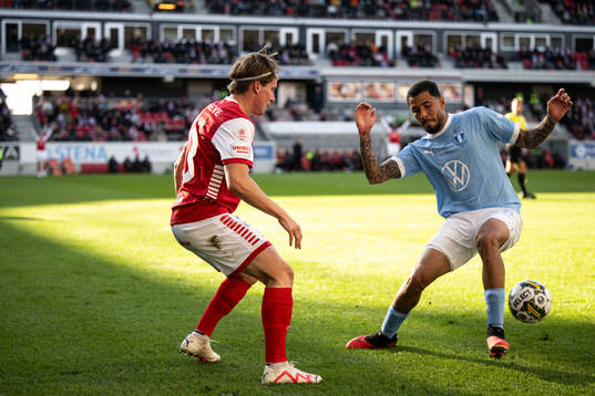 Kalmars Johan Karlsson och Malmö FFs Sergio Pena