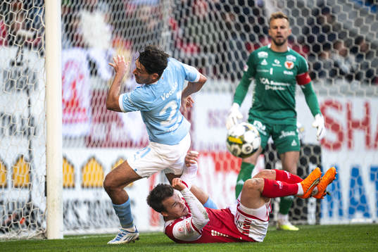 Malmö FFs Stefano Vecchia och Kalmars Simon Skrabb